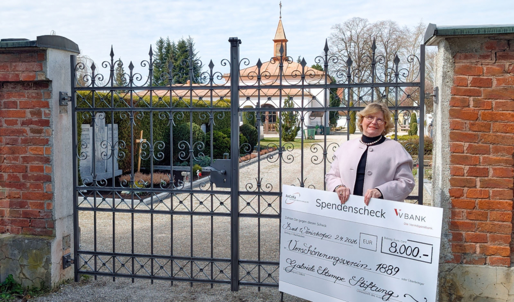 Friedhof Gabriele Stumpe vor dem gestifteten Friedhofstor