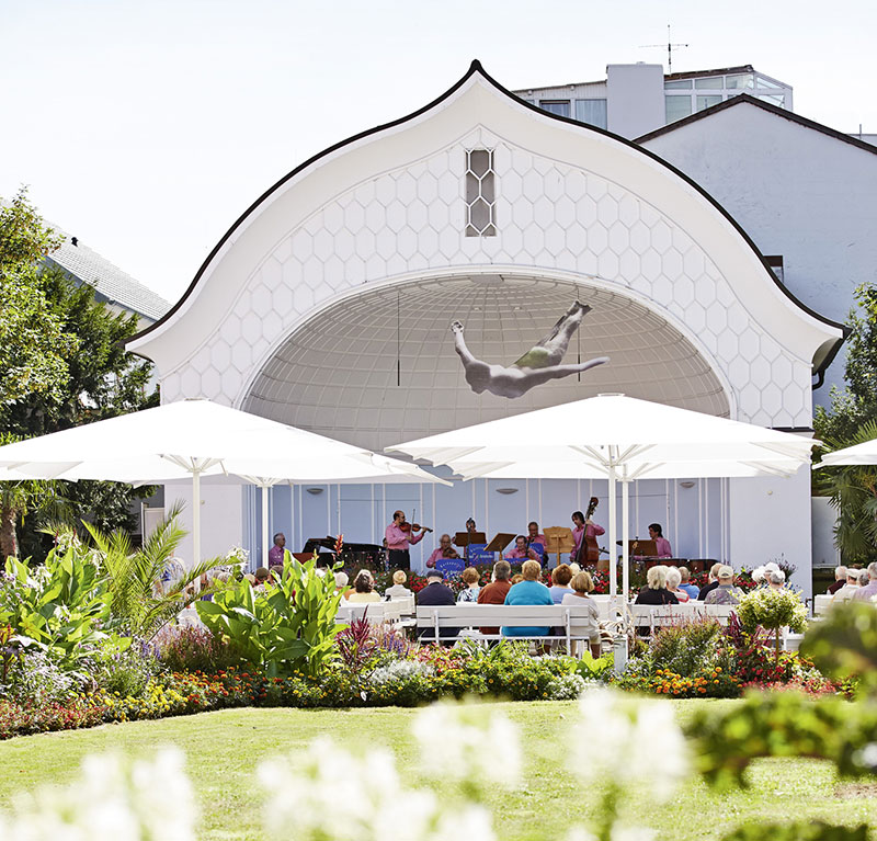 Musikpavillon Musikpavillon mit dem Kunstwerk "Der Sprung ins Ungewisse"